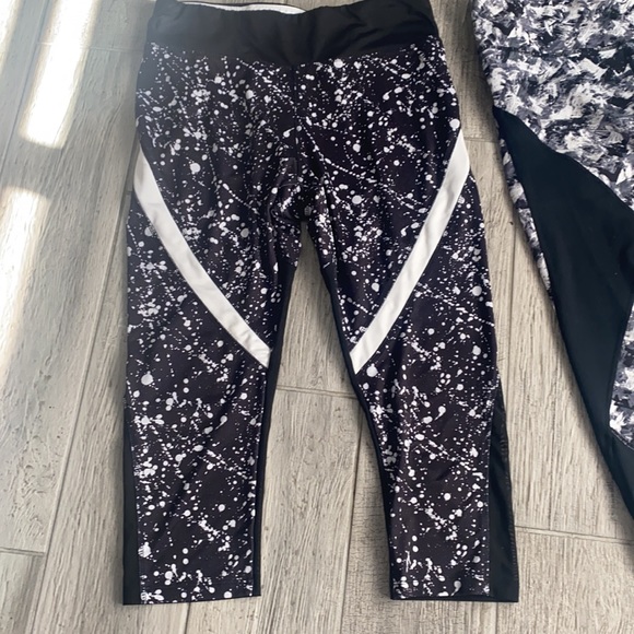 2 pair Mesh panel Capri leggings - Picture 2 of 4